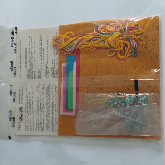 Bucilla Christmas GOLDILOCKS & FRIENDS Jeweled Felt Ornaments Craft Kit 2340 Vtg - Picture 2 of 4